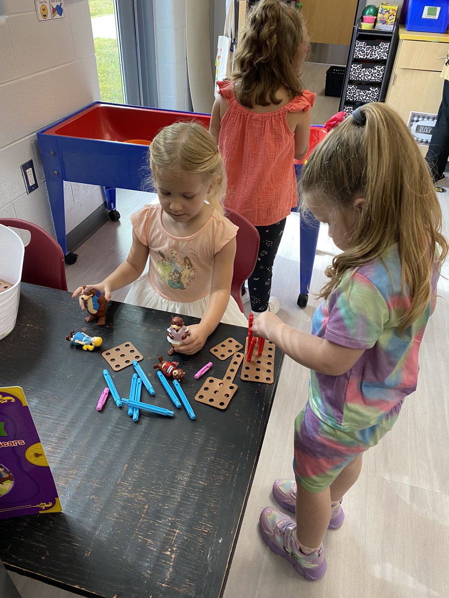 Kellsp21's tweet photo. VPK @plainviewElem is so “Beary” 🐻interesting right now! Story retell, comparing sizes, STEM building, bear counting, fine motor exercising, making new friends….We are doing it all. The best part is, they believe they are just playing😉 #otterlyAwesome #excellenceIsInPlainview https://t.co/7AmdMHekoL