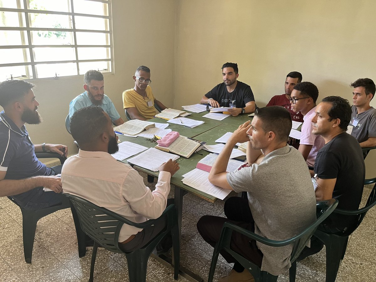 PredicaFiel's tweet photo. El tiempo de Grupos Pequeños es el momento de más progreso en nuestro talleres. Esta es una oportunidad para que pastores y maestros en la Biblia expongan su trabajo y reciban retroalimentación para mejorar como expositores. https://t.co/PGr4sDqaL8