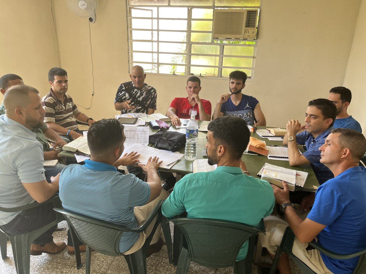 PredicaFiel's tweet photo. El tiempo de Grupos Pequeños es el momento de más progreso en nuestro talleres. Esta es una oportunidad para que pastores y maestros en la Biblia expongan su trabajo y reciban retroalimentación para mejorar como expositores. https://t.co/PGr4sDqaL8