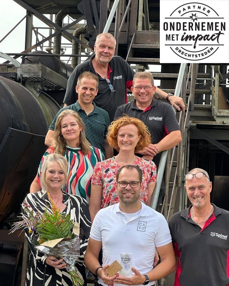 Deze week ontving Spinel het keurmerk “Ondernemen met Impact”. Selma, van stichting MBO Dordrecht, kwam naar het veiligheidscentrum om dit keurmerk aan ons team te overhandigen.

Lees meer op: spinel.nl/nieuws/onderne…