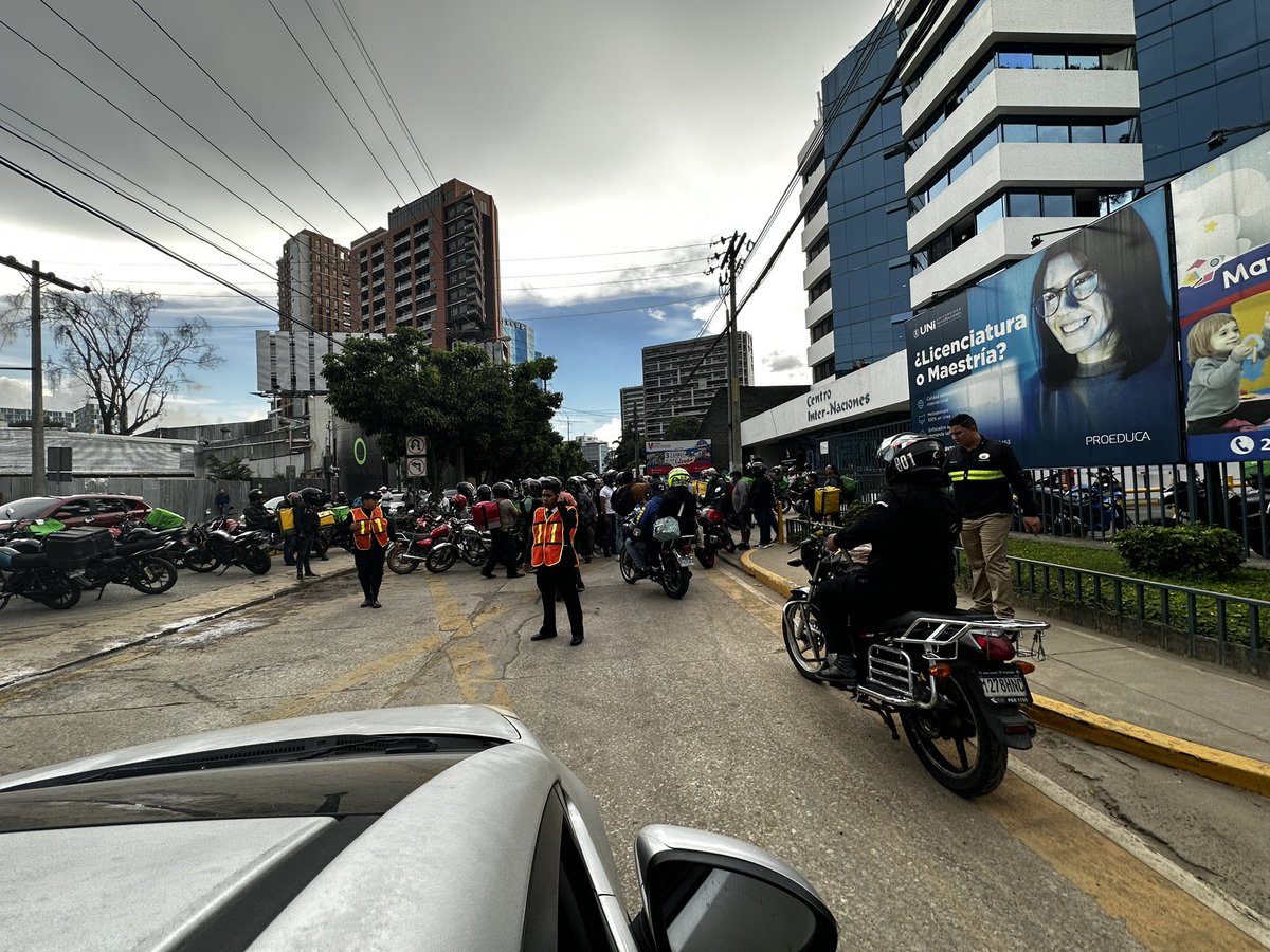 marios_g's tweet photo. Que gran problema salir hoy de @oakland_mall por culpa de gente de @UberEats manifestando. 
Para Oakland y Spectrum, excelente manejo de la situación y apoyo a sus clientes. 
Para los de @Uber atiendan a sus repartidores PLGP!!!! https://t.co/DG56cuyhU7