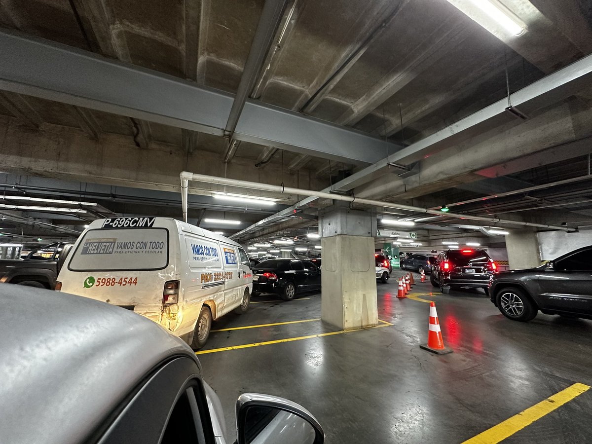 marios_g's tweet photo. Que gran problema salir hoy de @oakland_mall por culpa de gente de @UberEats manifestando. 
Para Oakland y Spectrum, excelente manejo de la situación y apoyo a sus clientes. 
Para los de @Uber atiendan a sus repartidores PLGP!!!! https://t.co/DG56cuyhU7