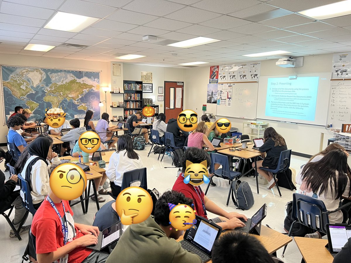 KnowlesSSEdu's tweet photo. Full house of dedicated @Hebron_HS students here for DBQ boot camp before their next essay next week! Looking to get better! https://t.co/DfcfBtKgiD
