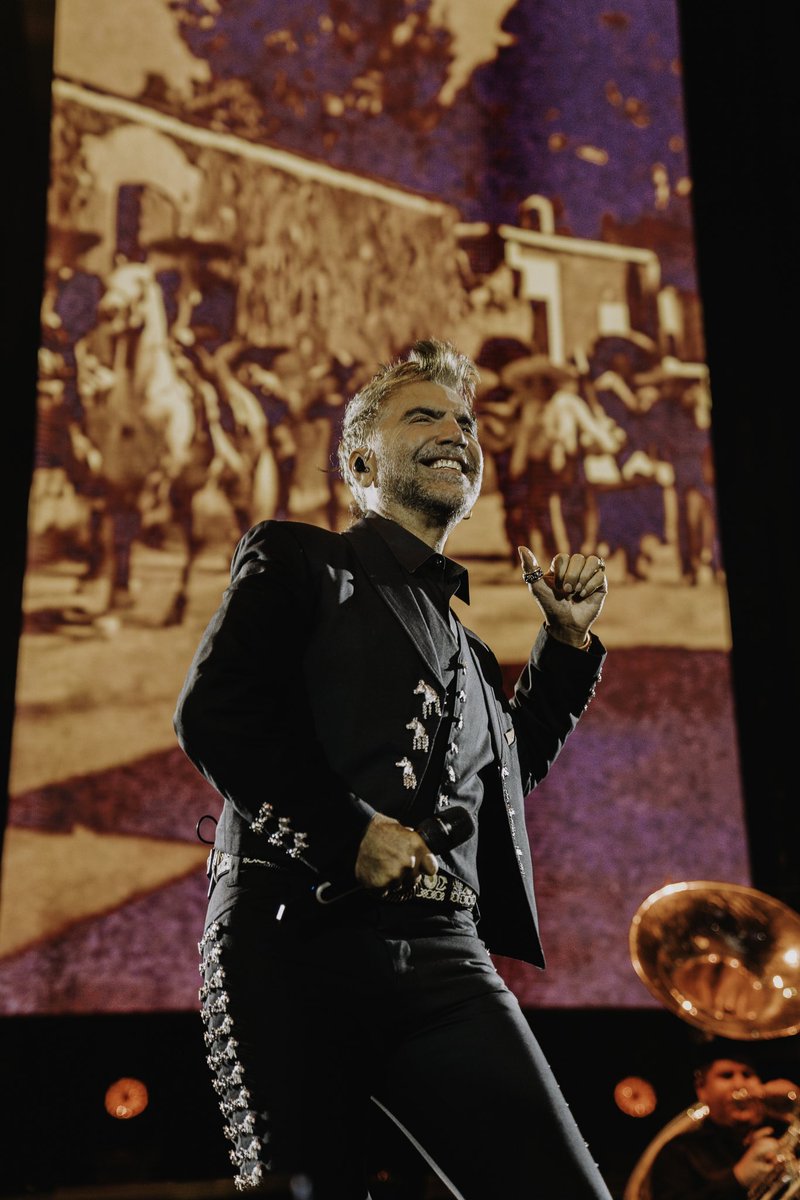 alexoficial's tweet photo. El nuevo show de #AmorYPatriaUS2023 llega ESTE VIERNES Y SÁBADO a LAS VEGAS! 🇲🇽💥🇺🇸✌🏼

Qué canción quieren que agregue al setlist pa’ que se desgarren la garganta conmigo? 

BOLETOS! 🎟️⬇️
https://t.co/H4DJbNyQT9 https://t.co/lXh1kYU6ZZ