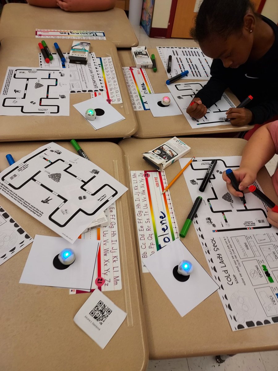 bucci_shelly's tweet photo. Today we tried the @Ozobot and had a blast sending our bots through the ♻️ path!  @NewCastleAreaSD https://t.co/pTyOOCRgn0