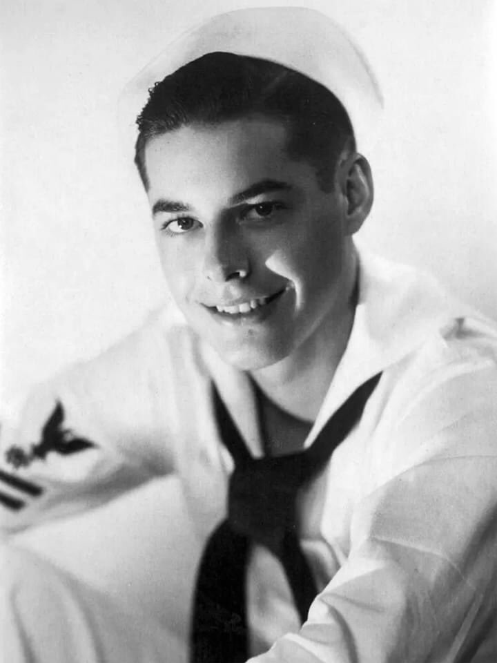 Wishing a Happy Birthday to Lou Conter who turns 102 today! Lou is the last surviving crew member of the USS Arizona. Enjoy your day Lou! 🎉🎂🇺🇸