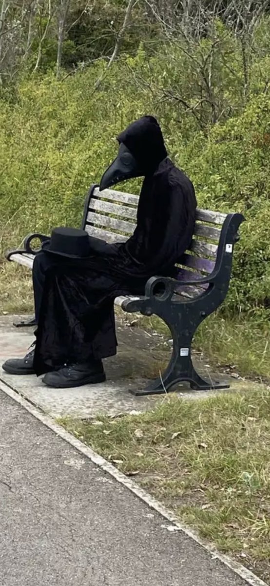 MadleeRage29's tweet photo. Spotted in #Poole yesterday does he/she/they know something we don’t? #NewVariant #PlagueDoctor #Creepy #CharlesDeLorme #HolesBay 😳 https://t.co/ZyvroKesBA