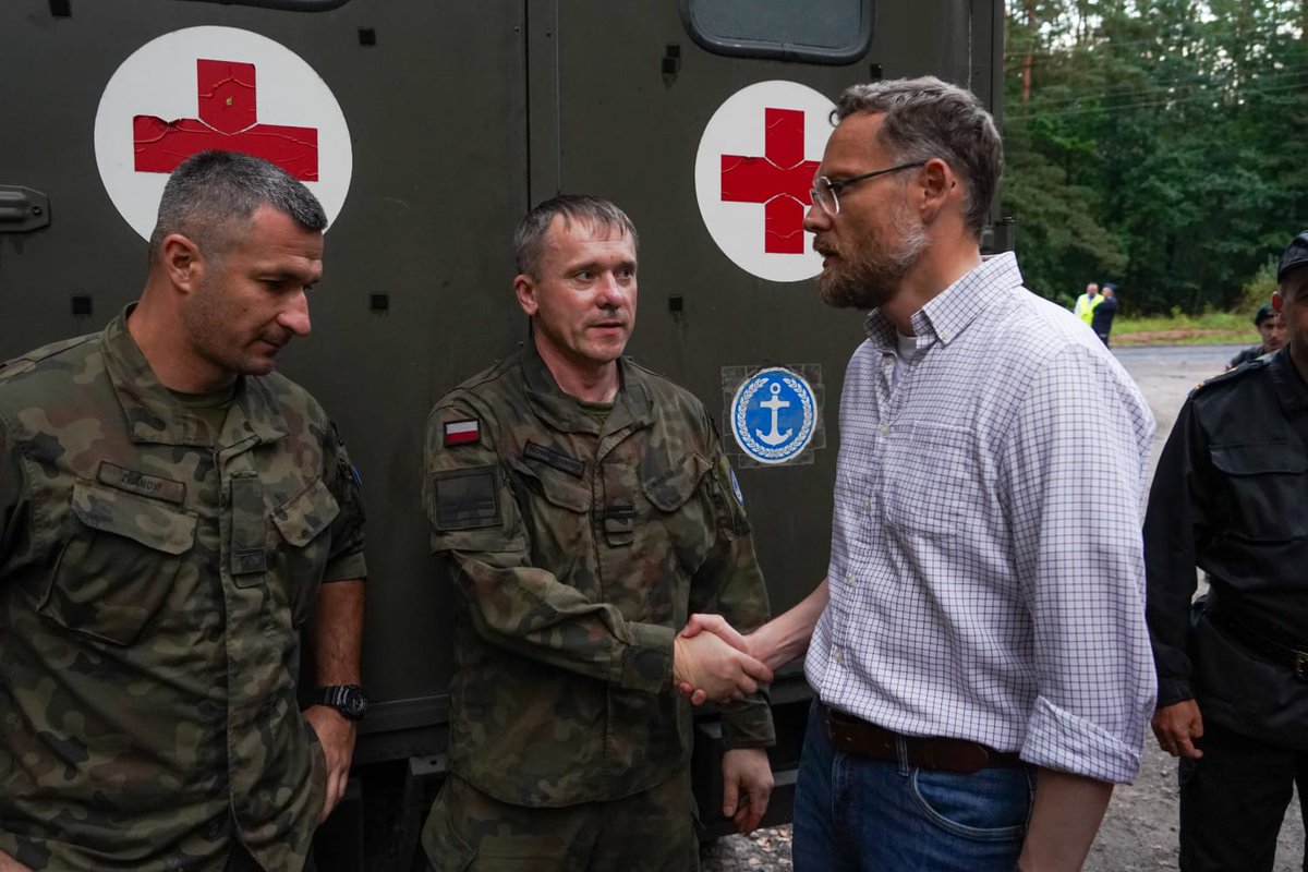 BoguckiZbigniew's tweet image. Dziękuję żołnierzom, strażakom, ratownikom i policjantom za sprawną akcję ratowniczą w wypadku na DW175 w Konotopie k. Drawska Pomorskiego

Poszkodowanym pierwsi pomocy udzielili żołnierze polscy🇵🇱, amerykańscy🇺🇲 i czescy🇨🇿. Służby otrzymały zgłoszenie o 16:20, a o 16:30 pierwszy