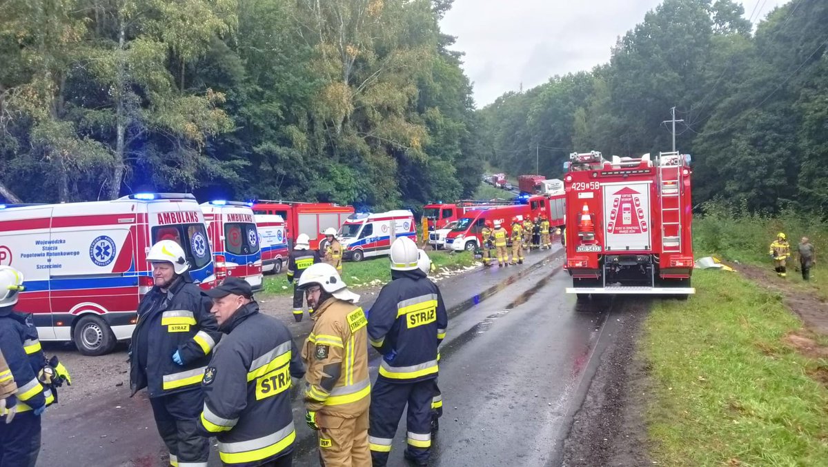 BoguckiZbigniew's tweet image. Dziękuję żołnierzom, strażakom, ratownikom i policjantom za sprawną akcję ratowniczą w wypadku na DW175 w Konotopie k. Drawska Pomorskiego

Poszkodowanym pierwsi pomocy udzielili żołnierze polscy🇵🇱, amerykańscy🇺🇲 i czescy🇨🇿. Służby otrzymały zgłoszenie o 16:20, a o 16:30 pierwszy