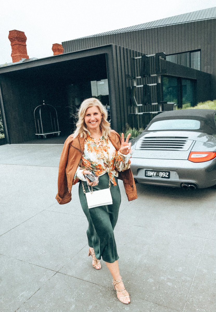 TrudyAger's tweet photo. Just walking past a pretty car. 😄 Happy Thursday ✌🏻
#melbourneactor #archives #nottrending https://t.co/70HLSETgi2