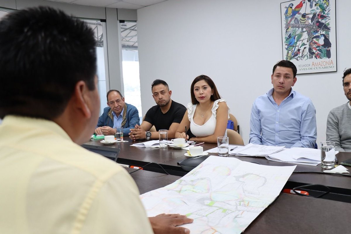 EMGIRSEP's tweet photo. 🤝 #QuitoConciente | Hoy, sostuvimos una mesa de trabajo, junto a funcionarios de la Dirección Metropolitana de Catastro, representantes de la @PichinchaGob y la Unidad Especial Regula tu Barrio, con el objetivo de agilizar procesos de escrituras y regularización de predios de la comunidad El Inga Bajo.
#QuitoRenace