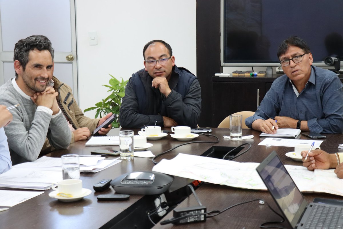 EMGIRSEP's tweet photo. 🤝 #QuitoConciente | Hoy, sostuvimos una mesa de trabajo, junto a funcionarios de la Dirección Metropolitana de Catastro, representantes de la @PichinchaGob y la Unidad Especial Regula tu Barrio, con el objetivo de agilizar procesos de escrituras y regularización de predios de la comunidad El Inga Bajo.
#QuitoRenace