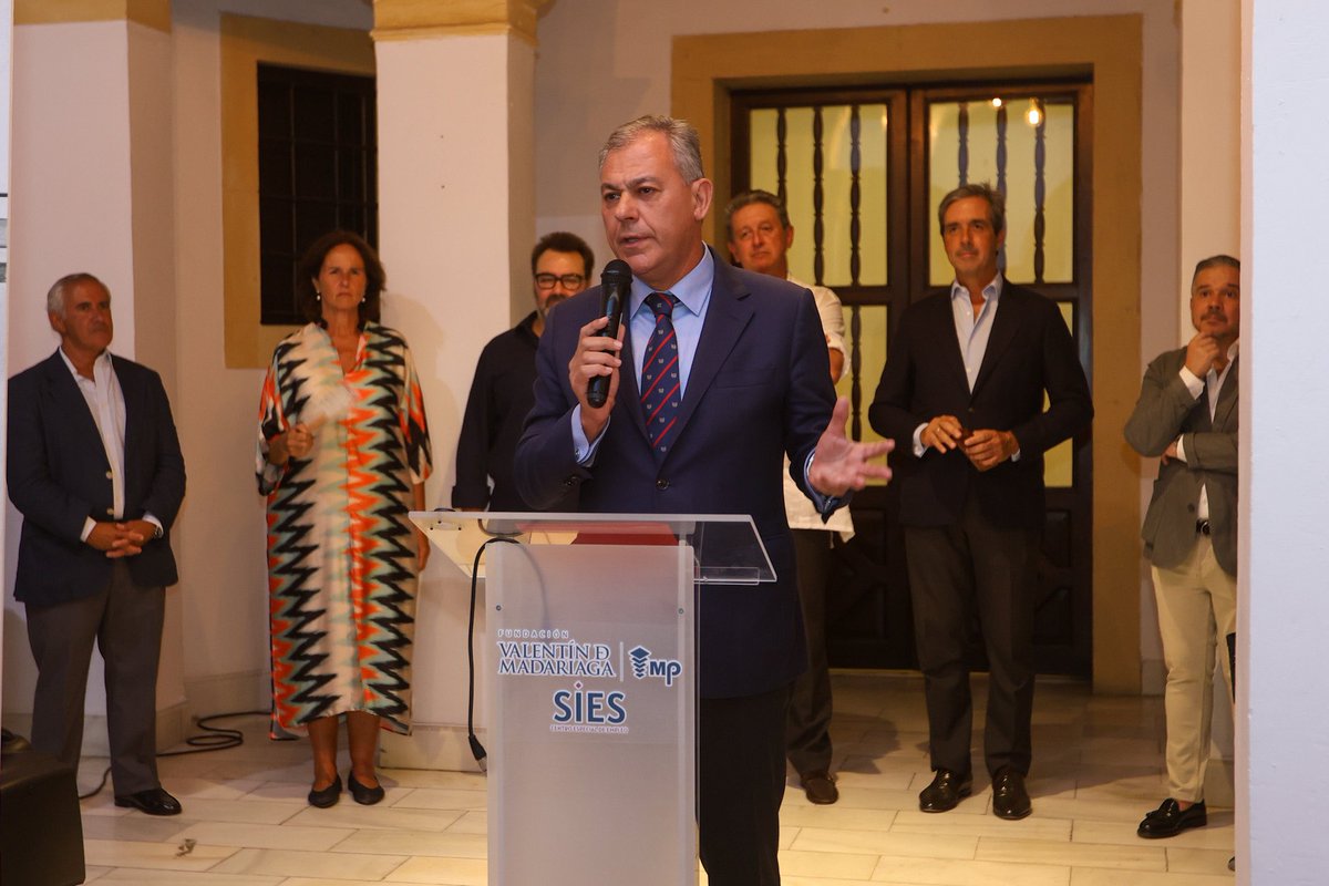 jlsanzalcalde's tweet photo. La @FundacionVMMP acoge desde hoy una maravillosa exposición de grandes artistas sevillanos a beneficios de la obra asistencial del @rociodetriana 

Un maravilloso compendio de arte que he tenido el honor de inaugurar y que puede visitarse hasta el 9 de noviembre. https://t.co/mxnQGNuYd0