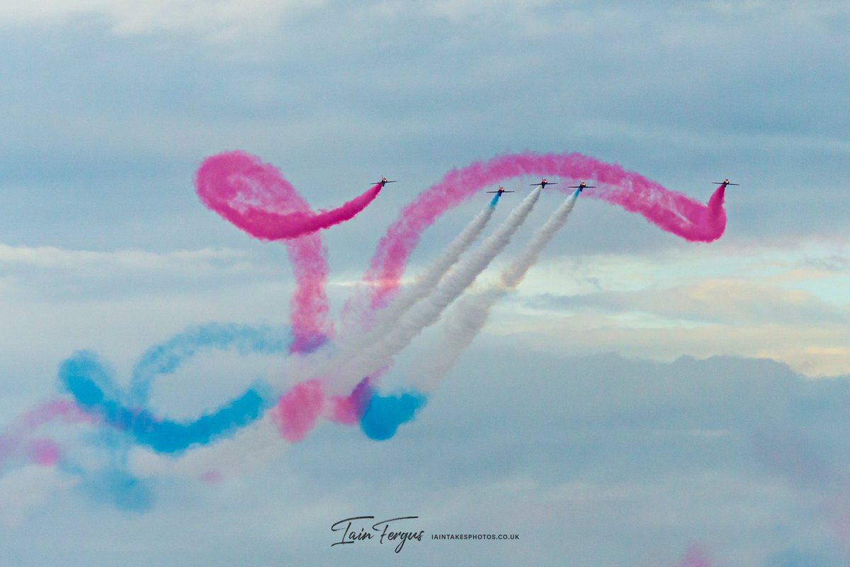 iaintakesphoto5's tweet photo. Red Arrows #ayrshow #fesitvalofflight #airshow https://t.co/ZTCrAM1iPb