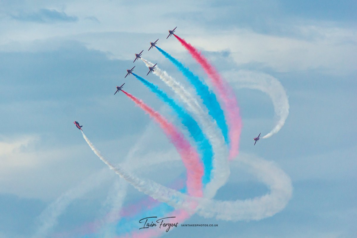 iaintakesphoto5's tweet photo. Red Arrows #ayrshow #fesitvalofflight #airshow https://t.co/ZTCrAM1iPb