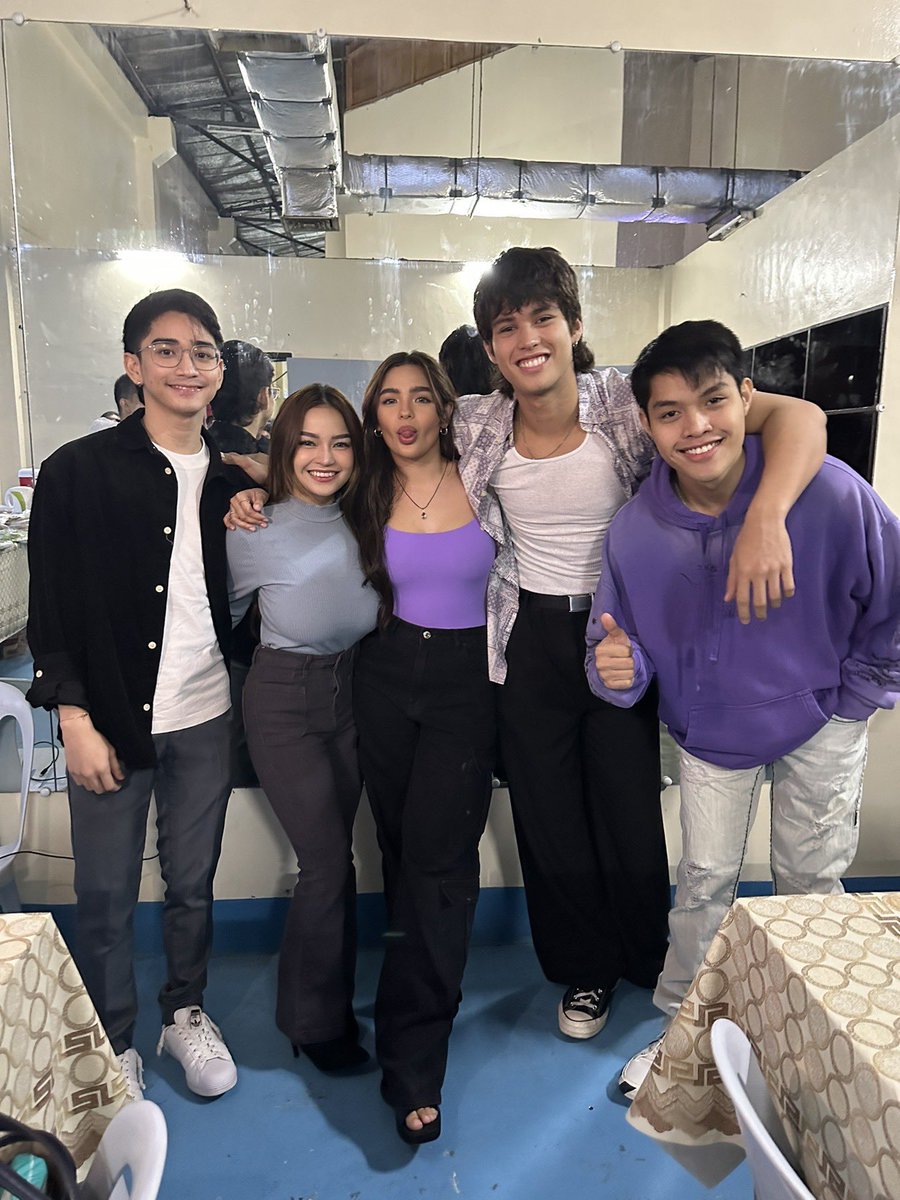 GraceBanasig's tweet photo. Senior High Cast with Obet and Sky Love🥰🥰🥰
#SHFake
#KyleDrea 🧡🧡🧡 https://t.co/fPgAt44Yv9
