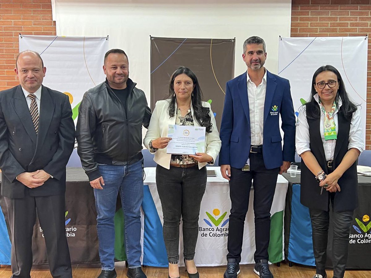 BancoAgrario's tweet photo. “¡Jóvenes emprendedores, cuenten siempre con el #BancoAgrario para sacar adelante sus proyectos!”, reiteró el presidente de la Entidad, Hernando Chica, a los asistentes a la brigada comercial y de crédito que tuvo lugar hoy en Zipaquirá, donde entregó créditos a varios de ellos. https://t.co/6i0pJWPxu4