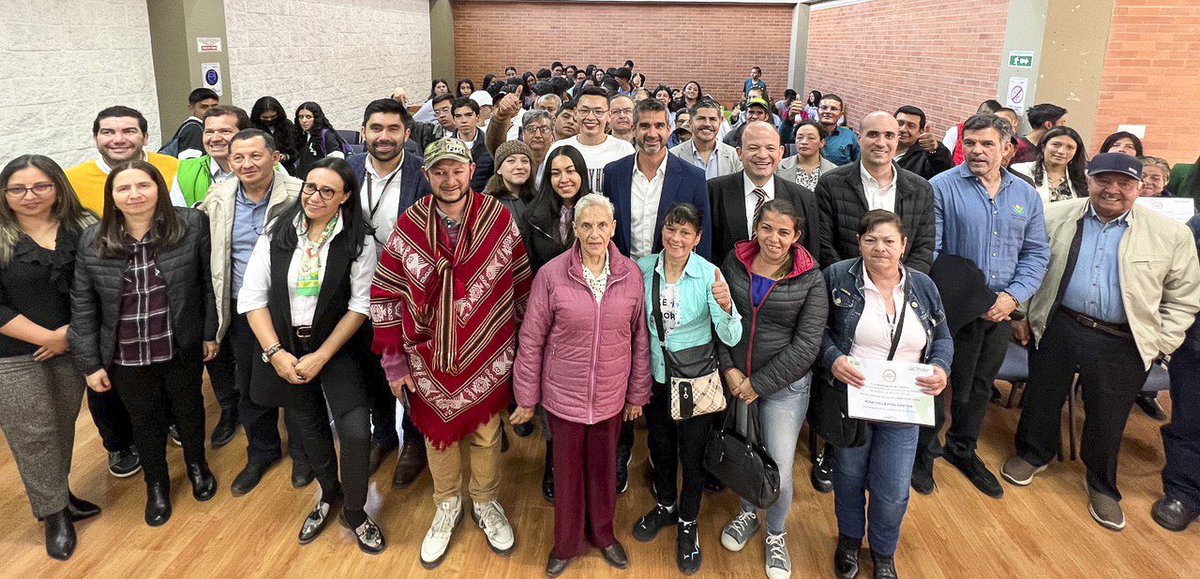 BancoAgrario's tweet photo. “¡Jóvenes emprendedores, cuenten siempre con el #BancoAgrario para sacar adelante sus proyectos!”, reiteró el presidente de la Entidad, Hernando Chica, a los asistentes a la brigada comercial y de crédito que tuvo lugar hoy en Zipaquirá, donde entregó créditos a varios de ellos. https://t.co/6i0pJWPxu4