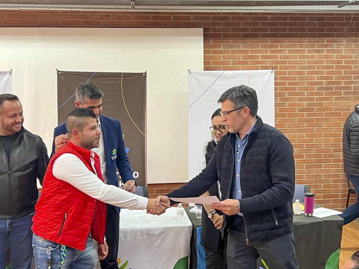 BancoAgrario's tweet photo. “¡Jóvenes emprendedores, cuenten siempre con el #BancoAgrario para sacar adelante sus proyectos!”, reiteró el presidente de la Entidad, Hernando Chica, a los asistentes a la brigada comercial y de crédito que tuvo lugar hoy en Zipaquirá, donde entregó créditos a varios de ellos. https://t.co/6i0pJWPxu4