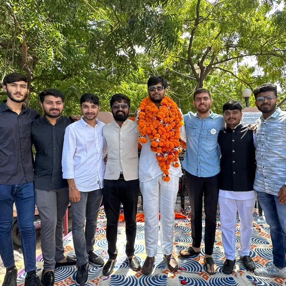 AbvpJamnagar's tweet photo. તા. ૧૩/૦૯/૨૦૨૩ ના જામનગર મા આવેલી હરિયા કોલેજની કારોબારી કરવામાં આવી  જેમાં અધ્યક્ષ તરીકે જયવિરસિંહ વાઢેર અને મંત્રી તરીકે રાજદીપસિંહ જાડેજા ની ઘોષણા કરવામાં આવી 
કારોબારી બાદ હરિયા કોલેજના વિદ્યાર્થીઓ દ્વારા વિશાળ રેલી કાઢવામાં આવી જેમાં મોટી સંખ્યામાં વિદ્યાર્થીઓ ઉપસ્થિત રહ્યા. https://t.co/ZvilrGfx11