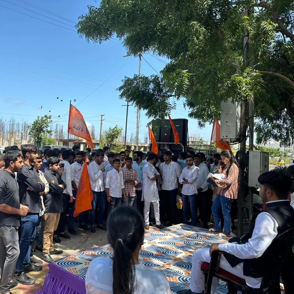 AbvpJamnagar's tweet photo. તા. ૧૩/૦૯/૨૦૨૩ ના જામનગર મા આવેલી હરિયા કોલેજની કારોબારી કરવામાં આવી  જેમાં અધ્યક્ષ તરીકે જયવિરસિંહ વાઢેર અને મંત્રી તરીકે રાજદીપસિંહ જાડેજા ની ઘોષણા કરવામાં આવી 
કારોબારી બાદ હરિયા કોલેજના વિદ્યાર્થીઓ દ્વારા વિશાળ રેલી કાઢવામાં આવી જેમાં મોટી સંખ્યામાં વિદ્યાર્થીઓ ઉપસ્થિત રહ્યા. https://t.co/ZvilrGfx11