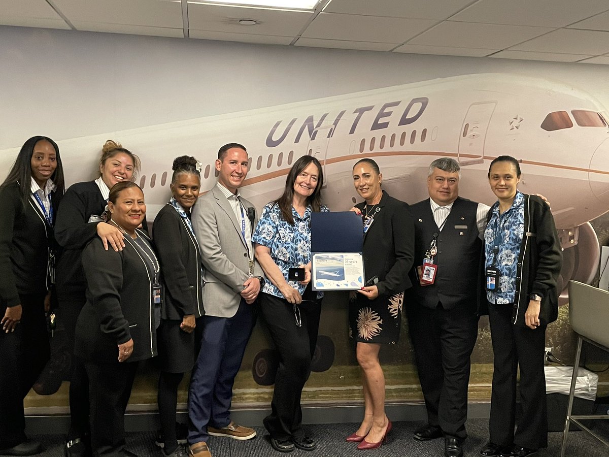 LAX CS recognizes Lori Stallard for 35years of service. Thank you for sharing your time and talents with us and our customers! @Glennhdaniels @JABLAX310 @weareunited