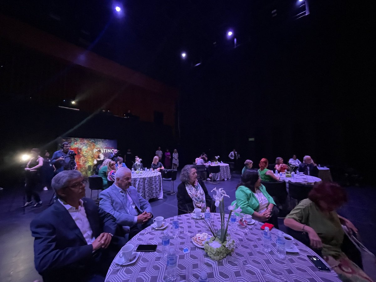 <a href="/Platino_60/">Platino, Comunidad Sénior</a> Rueda de Prensa y entrega de medallas a los nominados del GALARDON PLATINO que reconoce a PERSONAS GRANDES que han aportado desde sus ámbitos a sus comunidades. 
En <a href="/ConjSantander/">Conjunto Santander</a> <a href="/Conexion_CNX/">Conexión</a> <a href="/NellyPlascencia/">Nelly R. Plascencia</a>