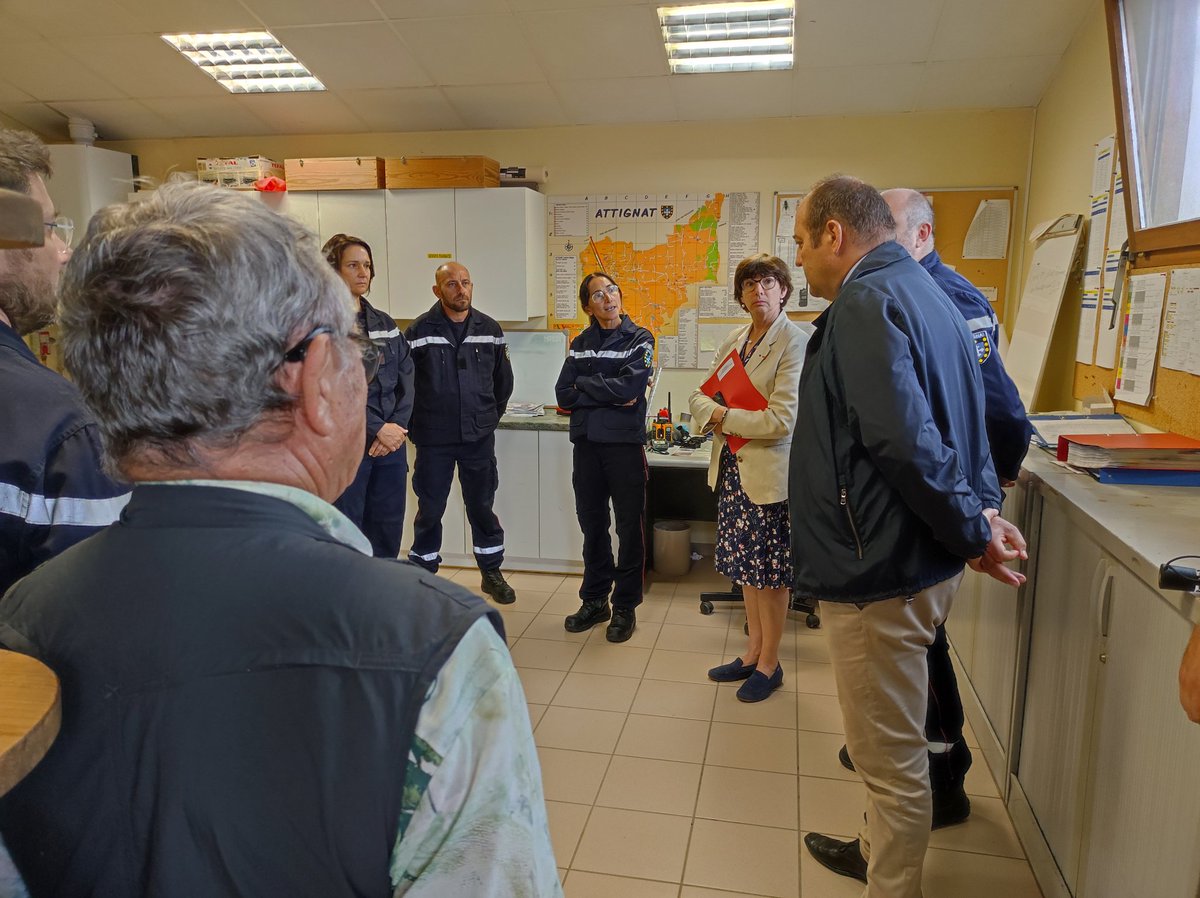 GRANDCOLASPM's tweet photo. Mme la @Prefet01 et M le Maire d'@AttignatM ont échangé avec les sapeurs pompiers du SLIS et ont pu partager leur engagement au profit de la population. L'engagement en autonomie par le @sdis01 devrait aboutir d'ici la fin d'année 2023. 
#Altruisme au quotidien 👏🚒 https://t.co/ygEtp2MEVF