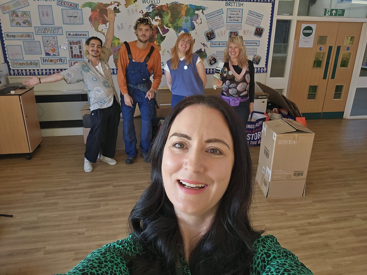 KindredJen's tweet image. The @kindred_lcr team ready to deliver our first #IdeasWork workshop with next generation social entrepreneurs. Creativity, innovation, impact, ideas, work.....the foundation for any thriving social economy! 
If these kids are anything to go by, the future is incredibly bright 💫