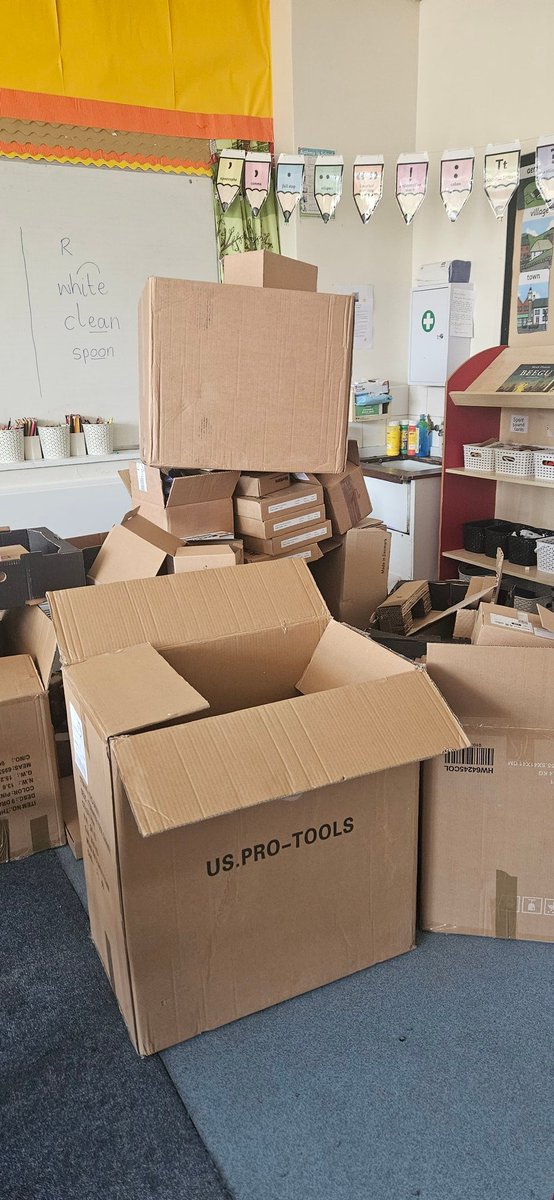 KindredJen's tweet image. The @kindred_lcr team ready to deliver our first #IdeasWork workshop with next generation social entrepreneurs. Creativity, innovation, impact, ideas, work.....the foundation for any thriving social economy! 
If these kids are anything to go by, the future is incredibly bright 💫