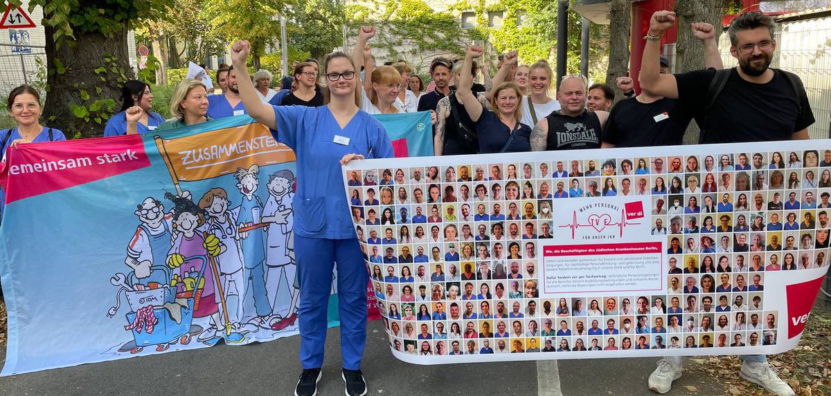 Die Tarifbewegung Entlastung am Jüdischen Krankenhaus legt los! Gestern wurde die Arbeitgeberin zu Tarifverhandlungen aufgefordert und eine Fotopetition übergeben.

263 Kolleg:innen stehen hinter der Forderung nach einer guten Personalbemessung. Das 50 Tage Ultimatim läuft!