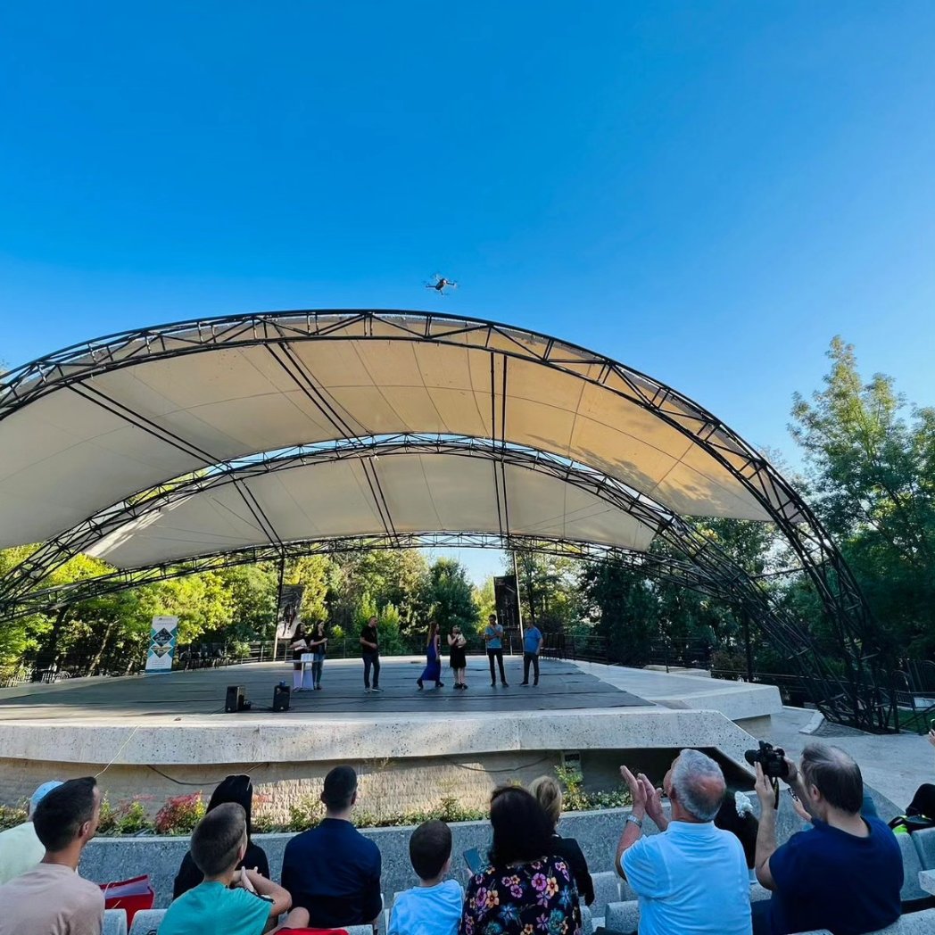 Nga ceremonia e ndarjes së çmimeve të "Tirana Photo Festival" në Amfiteatrin e Tiranës. 
Urime fituesve për fotot e bukura dhe të veçanta me të cilat u përfaqësuan në ekspozitën e çelur te Parku i Madh i Liqenit!🏞️🖼️🌳

#tiranaphotofestival 
#amfiteatriitiranës 
#art
#ekspozitë