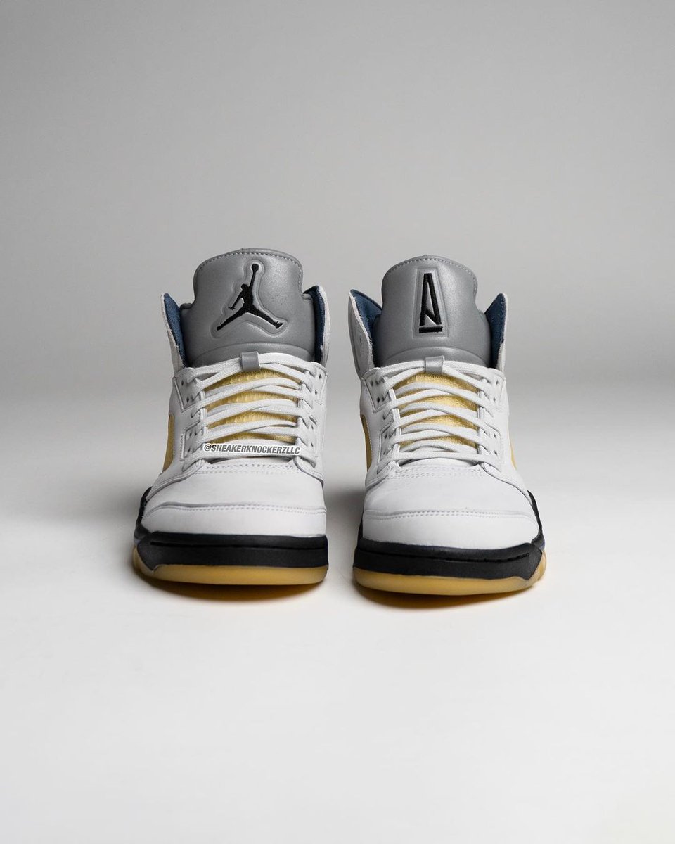 TheSiteSupply's tweet photo. A Ma Maniere x Air Jordan 5 Photon Dust ✨ https://t.co/YepJ3HCBYY https://t.co/NbA6WMei7X