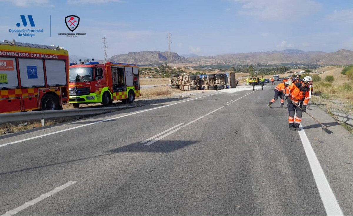 cpbmalaga's tweet photo. Hemos intervenido en un accidente en el km.2 de la A-355, en Cártama. En él se han visto implicados dos vehiculos: un camión y un turismo, de cuyo interior hemos excarcelado al conductor, que posteriormente ha sido evacuado al hospital en helicóptero.

#CPBMálaga @diputacionMLG https://t.co/l9vpU6qdye