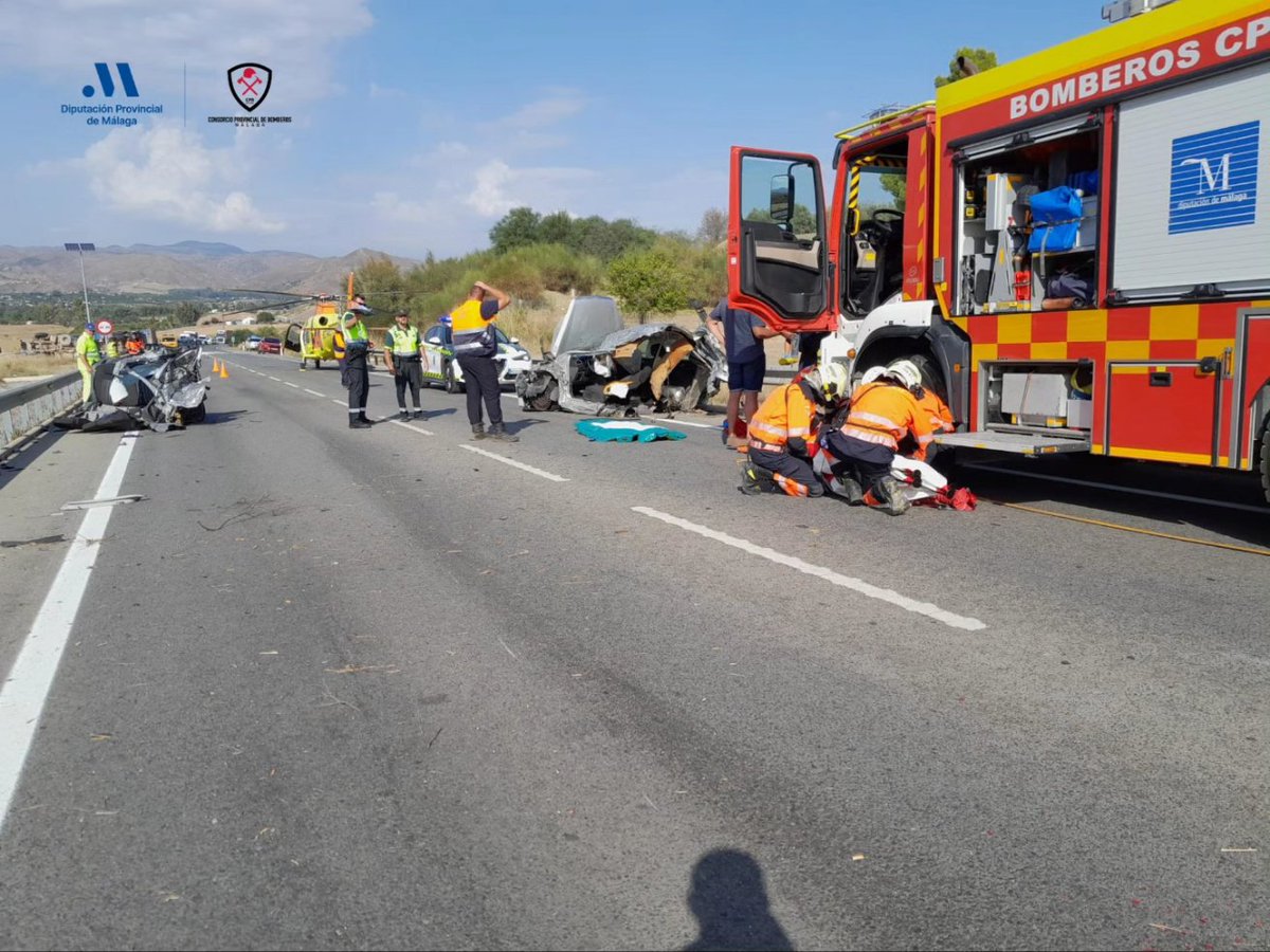 cpbmalaga's tweet photo. Hemos intervenido en un accidente en el km.2 de la A-355, en Cártama. En él se han visto implicados dos vehiculos: un camión y un turismo, de cuyo interior hemos excarcelado al conductor, que posteriormente ha sido evacuado al hospital en helicóptero.

#CPBMálaga @diputacionMLG https://t.co/l9vpU6qdye
