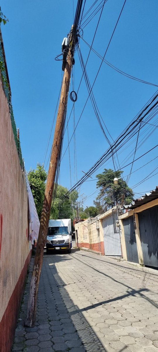 felixmqa's tweet photo. @Telmex @TELMEXSoluciona  es su poste???  ya fue golpeado por varios coches y camiones y afectara severamente @SSC_CDMX @AlcaldiaAO https://t.co/fxK9lCJFnE