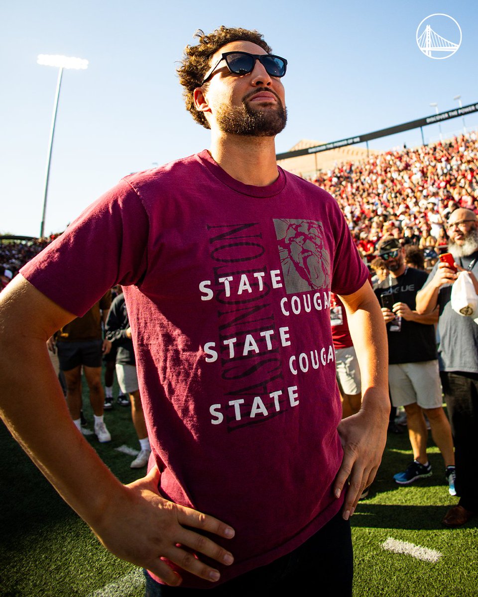 warriors's tweet image. Returned to his roots 🐾

Last week, Klay Thompson visited his alma mater to cheer on the @WSUCougarFB team.