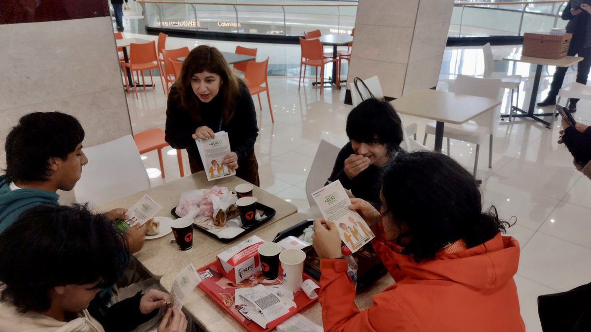 En #PuertoMontt conmemorando el día de la Prevención del #Suicidio certificamos como cuidadores o gatekeepers en #saludmental y prevención de intento de suicidio a trabajadores de #Pasmar.
También se realizó sensibilización a público del centro comercial.
#ConstruyendoSaludMental