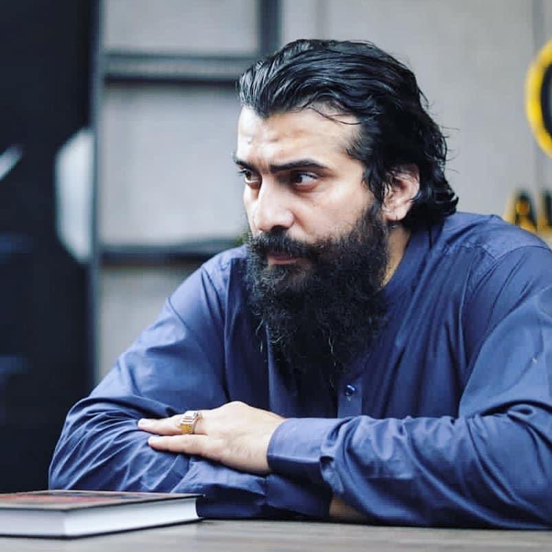 shaykh_atif's tweet photo. جس  دن یہ سمجھ آجائے کے کوئی نہیں آئے گا،  کسی کو فرق نہیں پڑتا، نہ اپنوں کو نہ پرایوں  کو، دنیا کو  احساس نہیں ہوگا کس پستی، زوال یا مشکل وقت سے دوچار ہیں آپ،  چیر کے ٹکرے کردیں گے لوگ کسی بھی حلقے میں جگہ بنانے کے لئیے،  جو کرنا ہے اللہ کے حکم سے  تو نے کرنا ہے، یہ لوگ تلوار سے پہلے الفاظوں سے ماردیں گے،  سیاست، ریاست ہو ، امامت ہو، خاندان ہو اس حد تک کے دین داروں میں بھی  اپنی جگہ بنانے کے لئیے جنگ لڑنی پڑتی ہے ، مزاج دکھانا پڑتا ہے ورنہ  خبیث النفس لوگ تیری کمزوری سونگ لیں گے ۔  بننا پڑے کا پتھر کا ، پتھر کو توڑنے کے لئیے، اپنی عزت نفس سے کلام کراور جس دن یہ بات سمجھ  آگئی کے وحشی کو وحشی ہی کاٹے گا، اور عاجزی شرافت ہر کسی کو راس نہیں آتی اس دن ایک مرد کی زندگی  کی پہنچان ہوگی کے اسے زندگی  میں دو روپے کی عزت کمانے کے لئیے کیسے اپنی معصومیت قربان کرنی پڑتی ہے۔