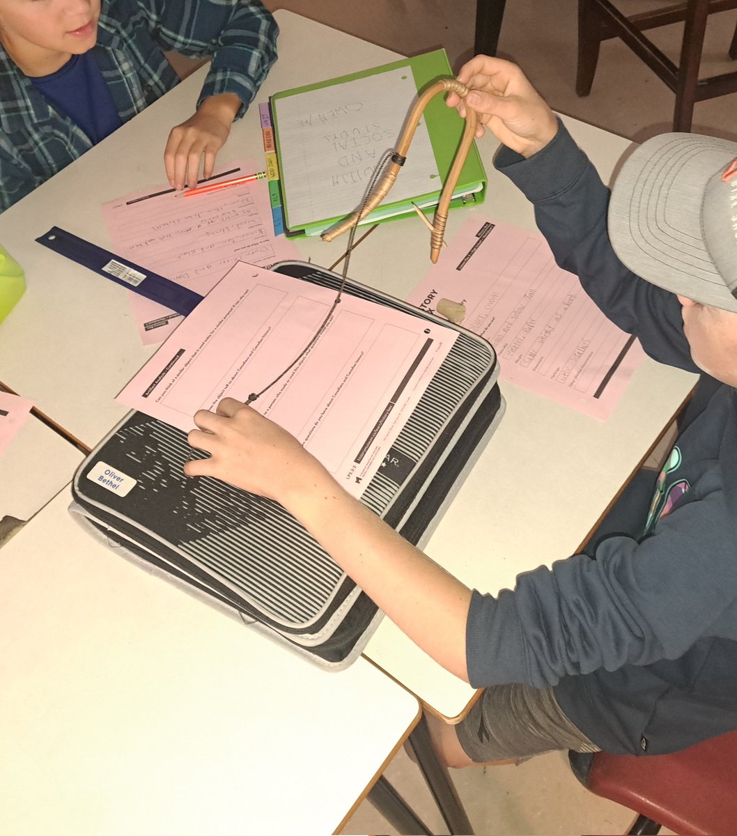 MrsSmithRMS's tweet photo. Artifact Inquiry with the @CanMusHistory History Box in grade 7 today. @RmsMiddle https://t.co/wWEBp3SMSO