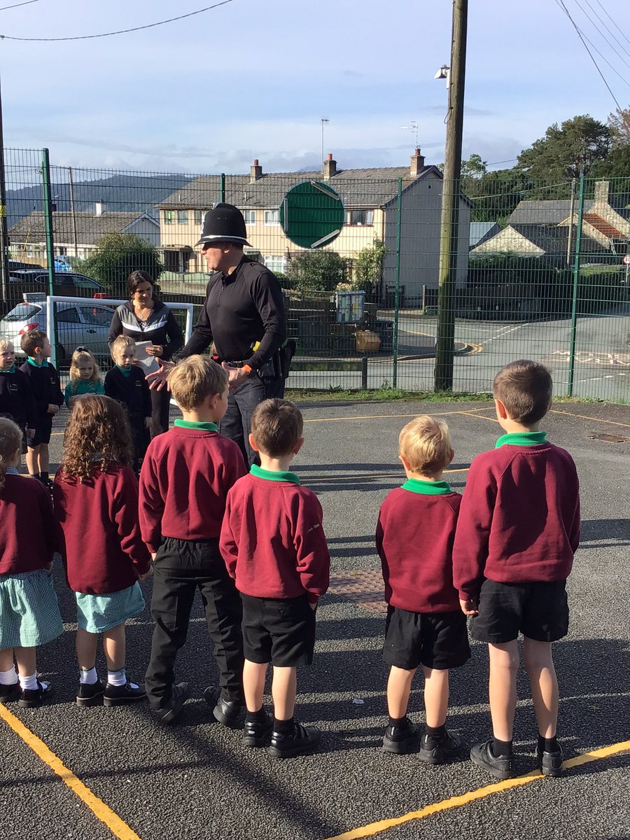 Cafodd Dosbarth Dolgynwal fore sbardun hyfryd yn <a href="/YLlanddoged/">Ysgol Llanddoged</a> heddiw i lawnsio ein thema newydd ‘Pobl sy’n Helpu Ni!’ Diolch i PC Dylan am y cyflwyniad. 😊👍