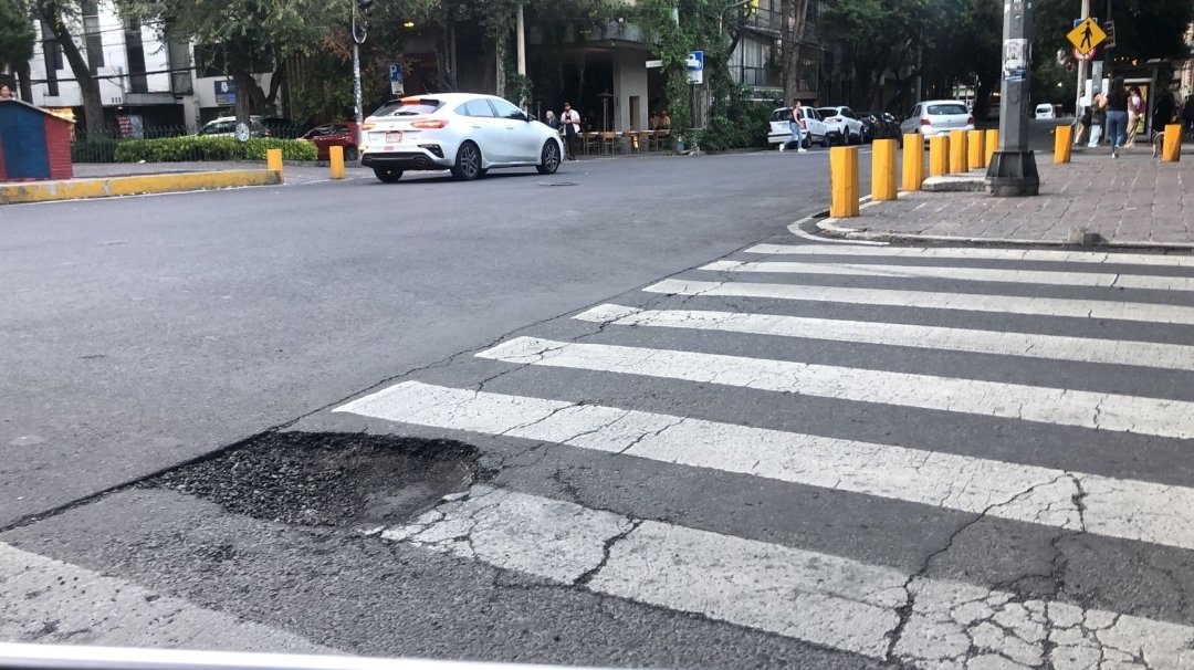 Lore18600443's tweet photo. @SOBSECDMX se solicitó a la @AlcCuauhtemocMx qué atendiera este bache en Durango frente al 217 esq Valladolid @LaRomaDF, sin embargó contestan que es vía primaria y no lo van a atender. @SandraCuevas_ https://t.co/qHcLsbAAi6