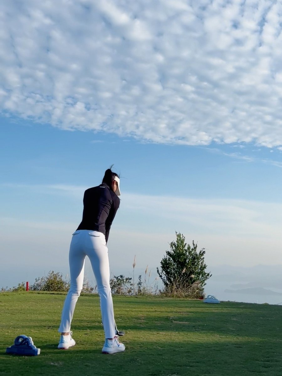 yandAuties's tweet photo. If the ball goes to the right, we call it a "right curve"; if the ball goes to the left, we call it a "left curve"; and if the ball goes toward center, we call it a "miracle"!😂😂😂😂😂#USA #golf #outdoors #blue  #white #enjoyable https://t.co/vPMBNRBS3y
