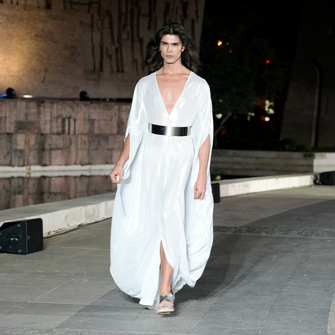 Remaining true to their philosophy, <a href="/MaisonMesa/">Maison Mesa</a> has posited that the best way to live one's life is to regain control over it to pursure our dreams. 

Their proposal includes fluid and comfortable silhouettes, geometric and anatomical patterns, and both curved and straight lines.