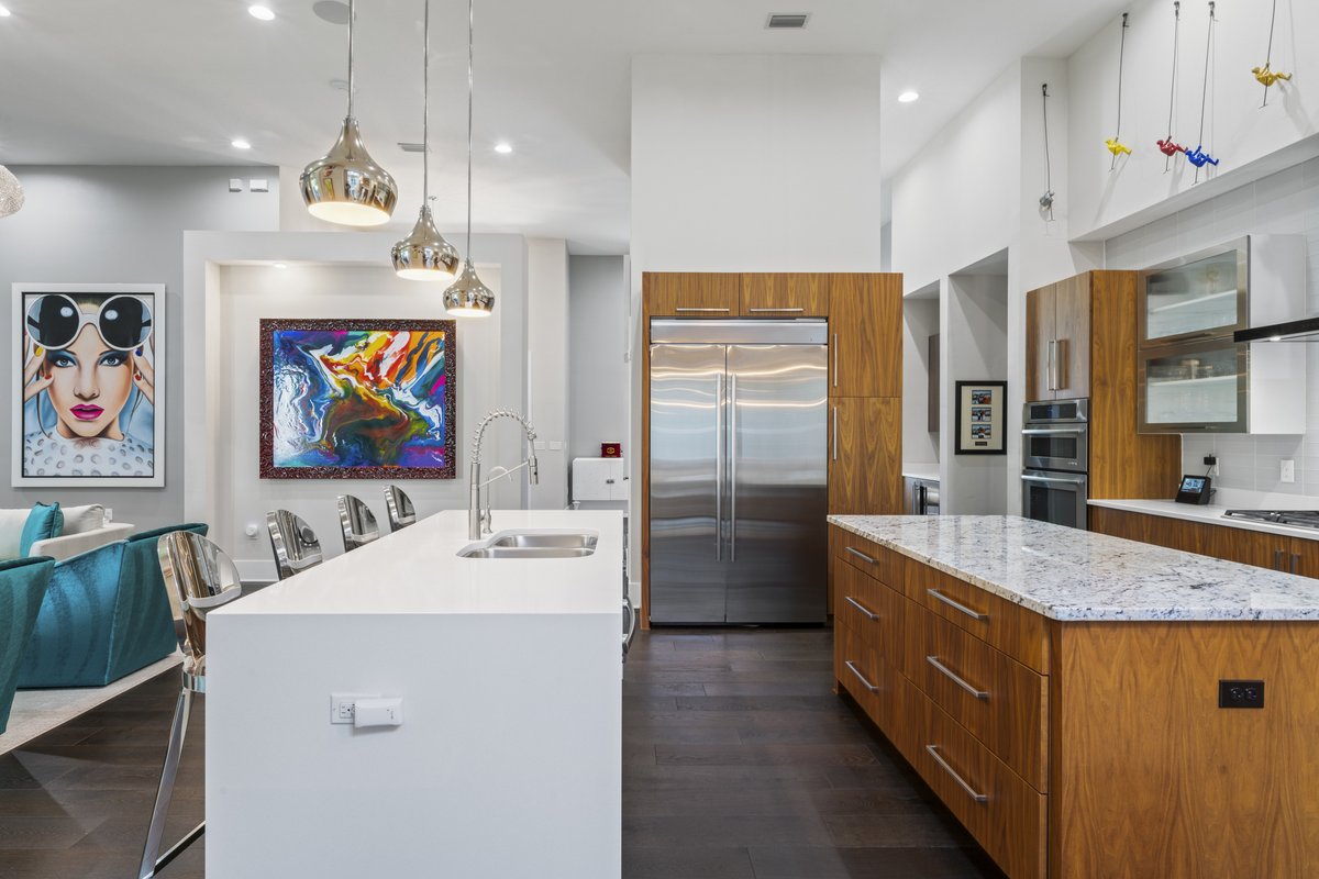 hommati163's tweet photo. 🏡 Stunning contemporary masterpiece in South Tampa with 18-foot ceilings, gourmet kitchen, private gym, and more! Check out the #AerialVideo: https://t.co/BYNzp5L1Cs

Listed at $2,100,000. #TampaRealEstate #LuxuryLiving #DreamHome #SouthTampa #Tampa https://t.co/goXu73lv9w
