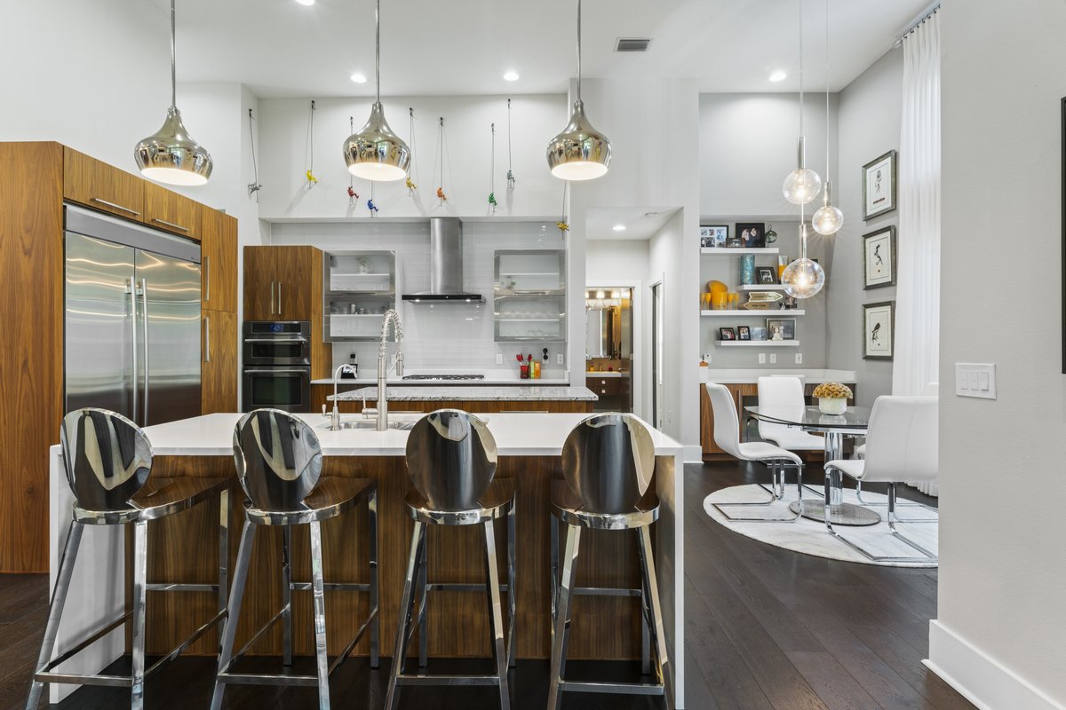 hommati163's tweet photo. 🏡 Stunning contemporary masterpiece in South Tampa with 18-foot ceilings, gourmet kitchen, private gym, and more! Check out the #AerialVideo: https://t.co/BYNzp5L1Cs

Listed at $2,100,000. #TampaRealEstate #LuxuryLiving #DreamHome #SouthTampa #Tampa https://t.co/goXu73lv9w
