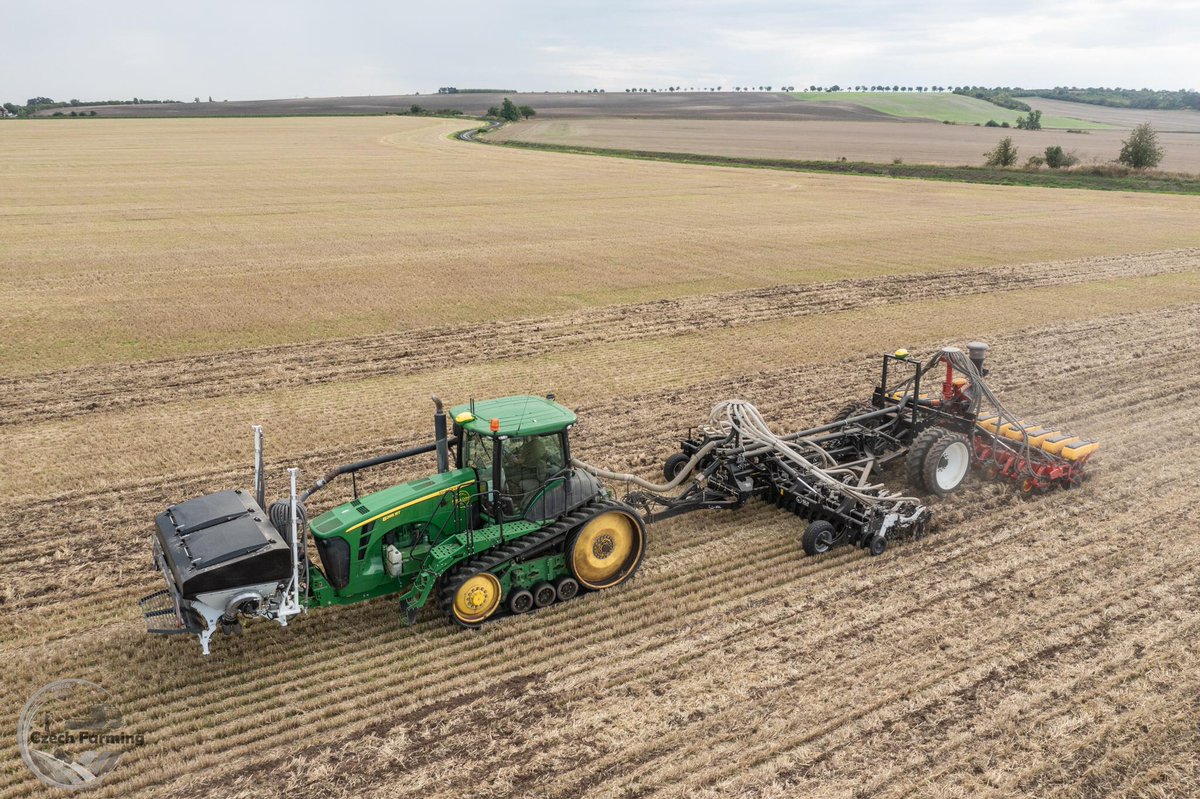 profiMagazin's tweet photo. Ein #JohnDeere 8295RT mit #Agrisem SLY StripCat II und #Väderstad Tempo. https://t.co/DIHsmzudDD