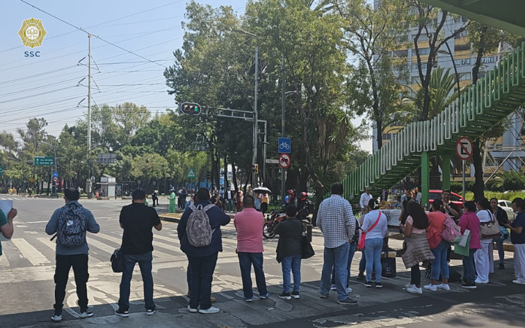 OVIALCDMX's tweet photo. #PrecauciónVial | Bloqueo en ambos sentidos de Av. Insurgentes y Eje 2 Norte. #AlternativaVial Eje 1 Poniente y Circuito Interior. https://t.co/rvHPz9ZpRd