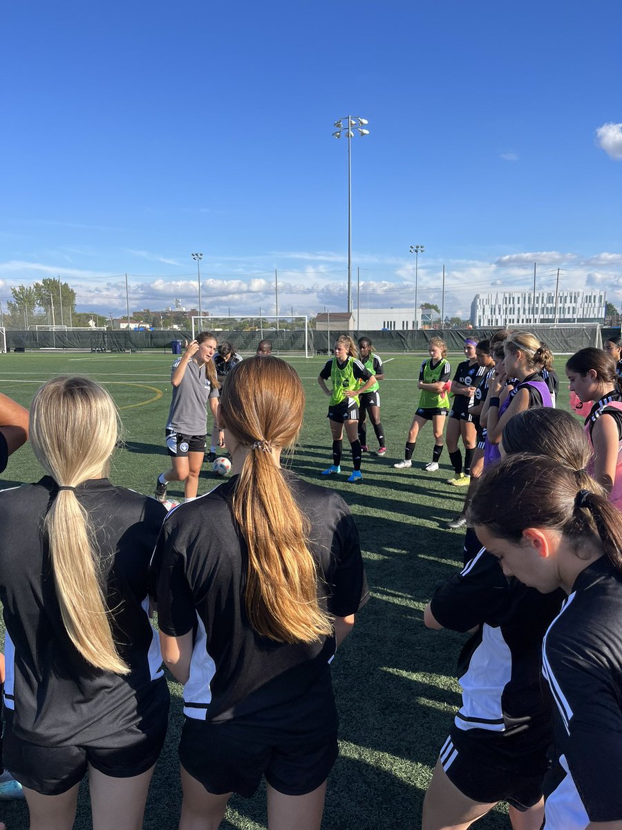 Cette semaine marque le retour au terrain pour notre programme féminin à Laval 💙

The start of a new ambitious season.

#CFMTL