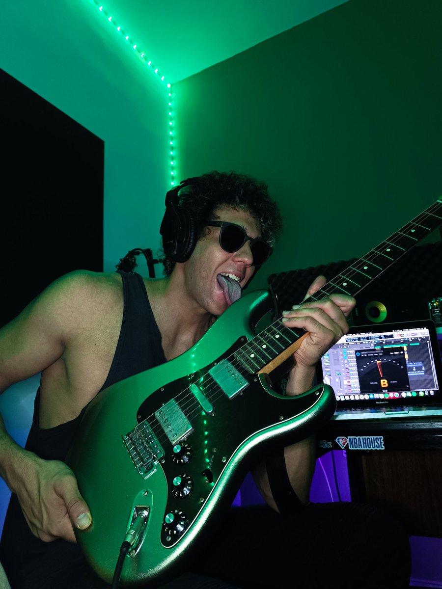 riquegape's tweet photo. 🎸😏🤯💥💣 #fender #session #malvo https://t.co/IzehK1GOBx